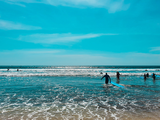 Surfers klaar om te surfen op de oceaan golven op kuta Beach, Bali - Foto, afbeelding