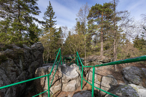 Parco Nazionale delle Montagne Stolowe a Kudowa-Zdroj, Polonia. Una destinazione popolare per viaggi in Polonia. Sentiero escursionistico Rock Labyrinth Bledne Skaly
. - Foto, immagini