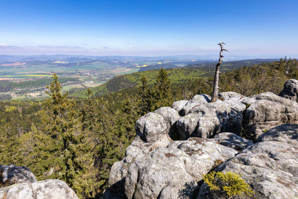 Stolowe Mountains National Park vista da Szczeliniec Wielki vicino Kudowa-Zdroj, Polonia. Una destinazione popolare per viaggi in Polonia
. - Foto, immagini