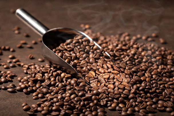 Un fond de café. Grains de café torréfiés et cuillère
 - Photo, image