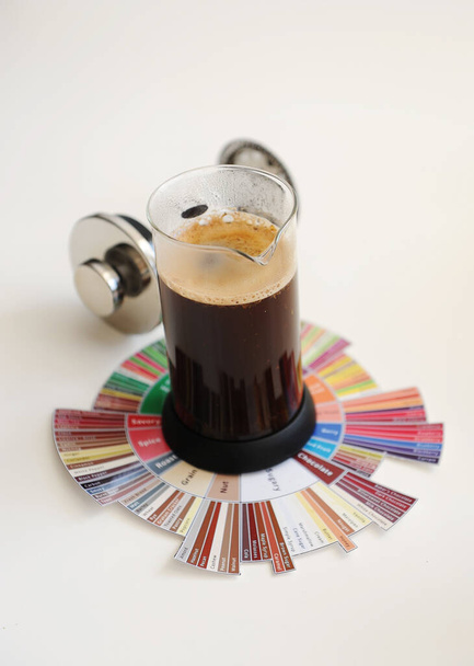 Schwarzkaffee brauen in der französischen Presse. Auf Kaffee Tasters Flavor Wheel. Weißer Hintergrund - Foto, Bild