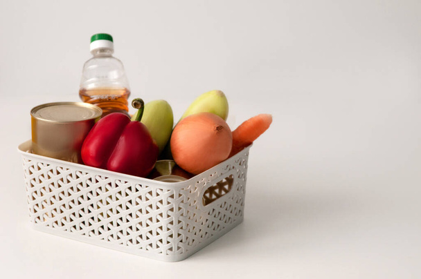 набор продуктов из овощей в корзине на столе
 - Фото, изображение