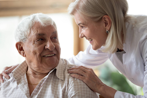 Жінка-лікар піклується про чоловіка старшого пацієнта
 - Фото, зображення