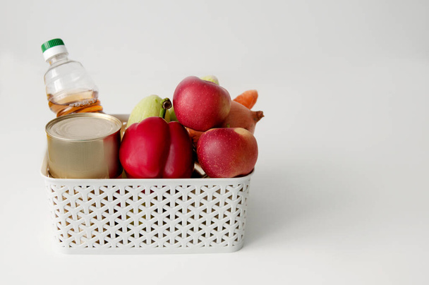 jogo de produtos de verduras em uma cesta na mesa
 - Foto, Imagem