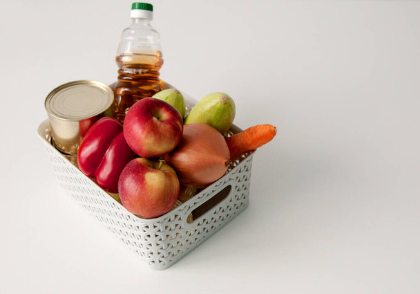 el juego de los productos hortalizas en la cesta sobre la mesa
 - Foto, imagen