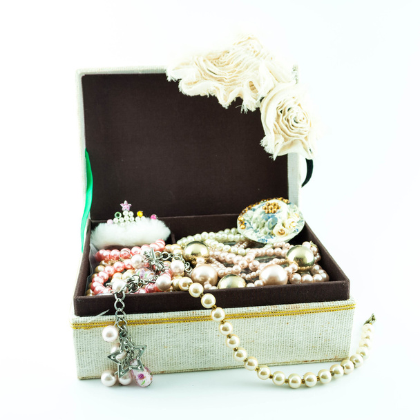 sieraden doos met sieraden - schat van parels op wit - Foto, afbeelding