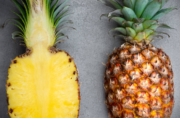 Ripe pineapple on grey background, isolated exotic fruit - Fotografie, Obrázek