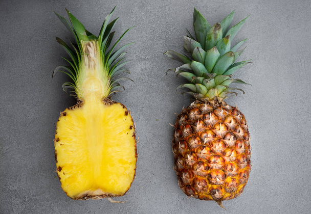 Dojrzały ananas na szarym tle, pojedyncze egzotyczne owoce - Zdjęcie, obraz