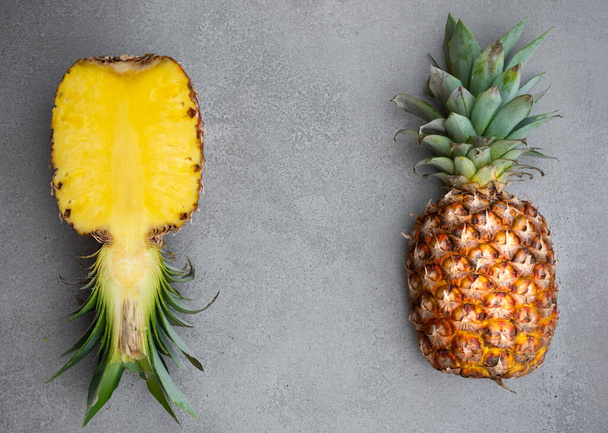 Ananas maturo su fondo grigio, frutta esotica isolata
 - Foto, immagini