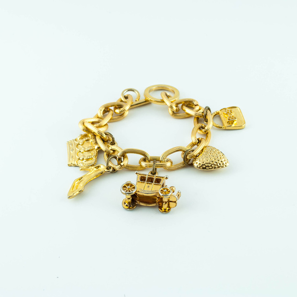 χρυσό κολιέ αλυσίδα κοσμήματα σε netural φόντο - Φωτογραφία, εικόνα