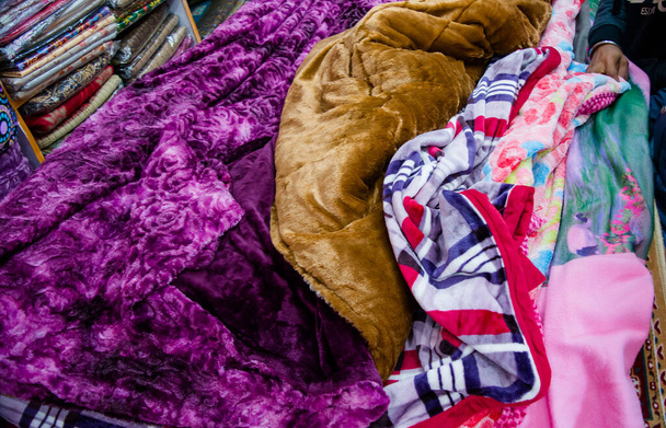 couvertures douces colorées faites à la main en fourrure de bulbul oiseau, Patnitop Jammu
 - Photo, image