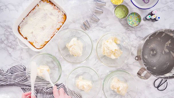 Mélange de colorant alimentaire dans le glaçage à la crème au beurre italienne. - Photo, image