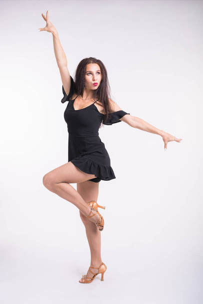 Dança latina, strip dance, contemporânea e conceito senhora bachata - Mulher dançando improvisação e movendo seu cabelo longo em um fundo branco
. - Foto, Imagem