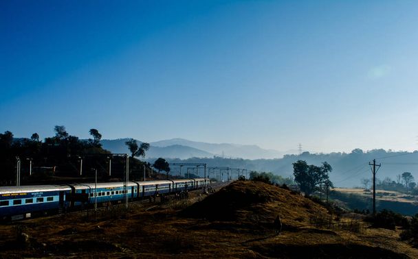 Comboio atingindo a bela e limpa estação ferroviária de Katra de Jammu, via férrea
 - Foto, Imagem
