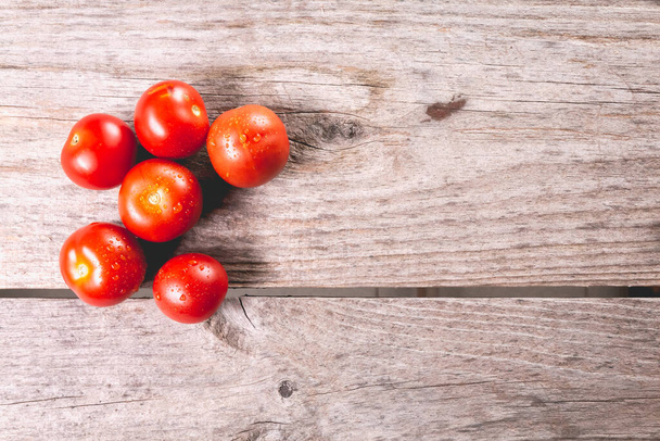 dojrzałe pomidory na drewnianym tle planszy w studio - Zdjęcie, obraz