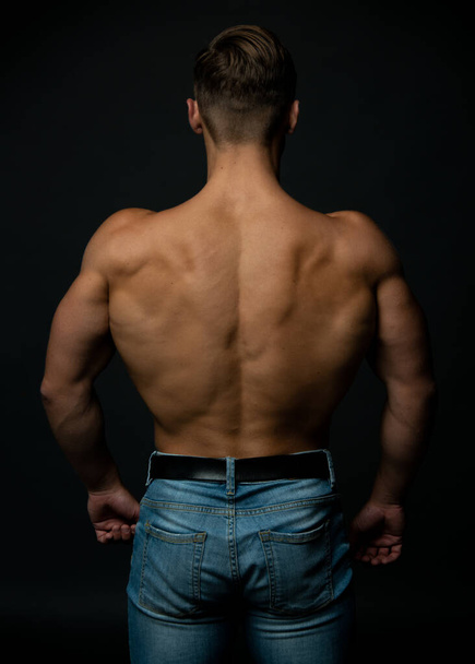 Muscled male model showing his back - Foto, Imagen