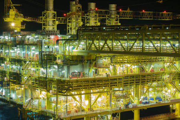 Industria del petrolio e del gas. Scena notturna presso il complesso di piattaforme petrolifere e gas nell'area di processo con condotte e valvole
.       - Foto, immagini