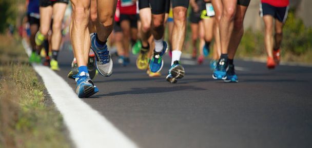 Maraton juoksijat käynnissä kaupungin tiellä, suuri joukko juoksijoita
 - Valokuva, kuva