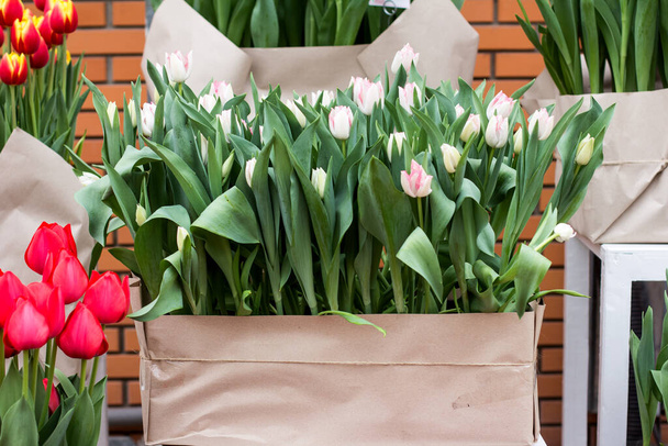  Viele Tulpen bei einer Blumenausstellung. Tulpen. Ein Strauß rosa Tulpen. - Foto, Bild