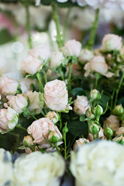 Ein Strauß schöner Blumen - Rosen. Ein Regal im Blumenladen, Blumenmessen, ein Markt. - Foto, Bild