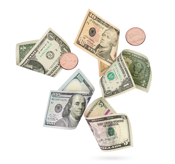 Varios nosotros papel moneda. Dólares americanos vuelan sobre fondo blanco
. - Foto, Imagen