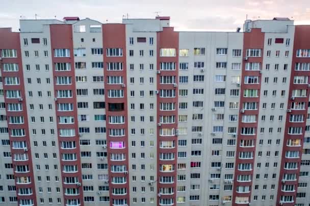 Caducidad de la fachada de un edificio residencial de varios pisos por la noche
 - Metraje, vídeo