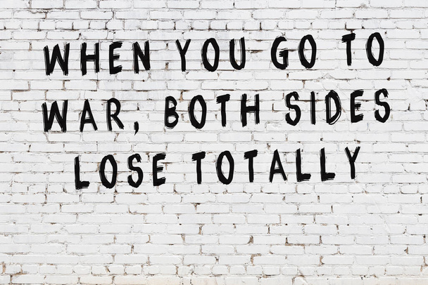 Чорний пофарбований напис розумної цитати на білій цегляній стіні
 - Фото, зображення