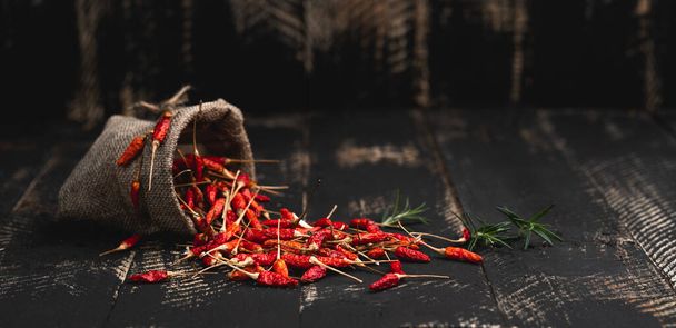 Paprika, especiarias, pimenta, pimentas vermelhas no saco
 - Foto, Imagem