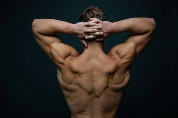 Musculoso modelo masculino mostrando su espalda - Foto, Imagen