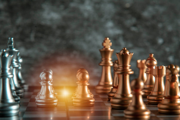 O xadrez está em pé no meio da batalha de xadrez, perdendo para jogar para ter sucesso na competição. Conceitos de planejamento de marketing, estratégias de gestão ou liderança
 - Foto, Imagem