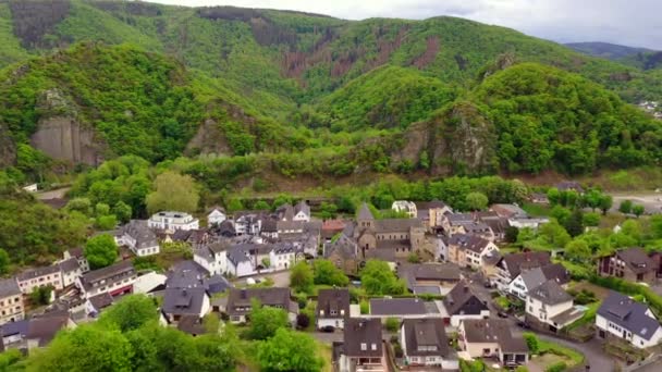 Vista aérea de Altenahr com Castelo São e Vinhedos Paisagem Alemanha - Filmagem, Vídeo