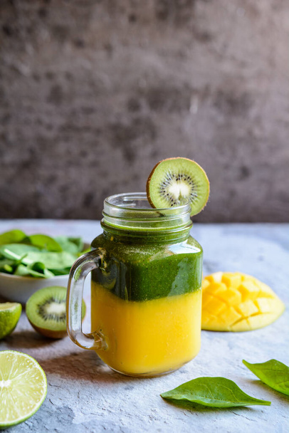 Smoothie à la mangue fraîche, aux épinards, au kiwi et au citron vert en couches
 - Photo, image
