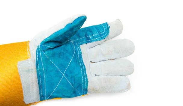 Γάντια για εργάτες, εργάτες οικοδομών, βάτες. Ανδρικά γάντια από πυκνό, δυνατό ύφασμα σε λευκό φόντο. Γάντια σε κοντινό πλάνο σε αρσενικό χέρι. Πιέζει, υποδεικνύει, επιδεικνύει - Φωτογραφία, εικόνα