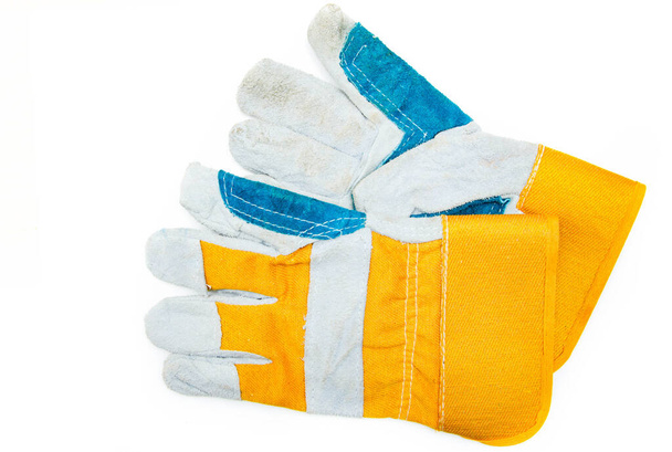 Перчатки для рабочих, строителей, уборщиков. Мужские варежки из плотной, прочной ткани на белом фоне. Перчатки крупным планом
 - Фото, изображение