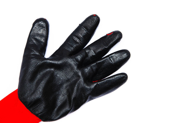 労働者のための手袋、黒ゴムコーティングで赤を構築します。黒い赤い手袋。白い背景に手袋を、手のひらを、ダウン。手袋の手袋 - 写真・画像