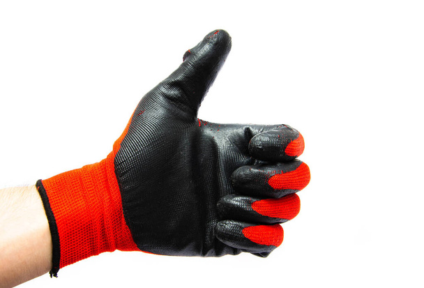 İşçiler için eldivenler, siyah lastik kaplamalı inşaat kırmızısı. Siyah kırmızı eldivenler. Beyaz arka plandaki eldivenleri teslim et. Başparmak işareti gibi. - Fotoğraf, Görsel
