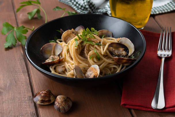 dish of delicious italian spaghetti with clams, typical neapolitan food  - Foto, Imagem