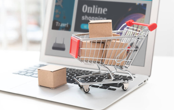 Shopping trolley with cardboard boxes. internet shopping concept - Zdjęcie, obraz