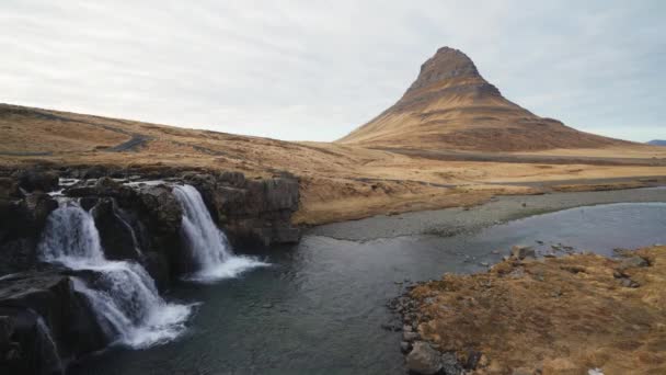 Kirkjufell jest jedną z najbardziej malowniczych i sfotografowanych gór Islandii przez cały rok. Piękny islandzki krajobraz Skandynawii. Materiał 4K wysokiej rozdzielczości - Materiał filmowy, wideo