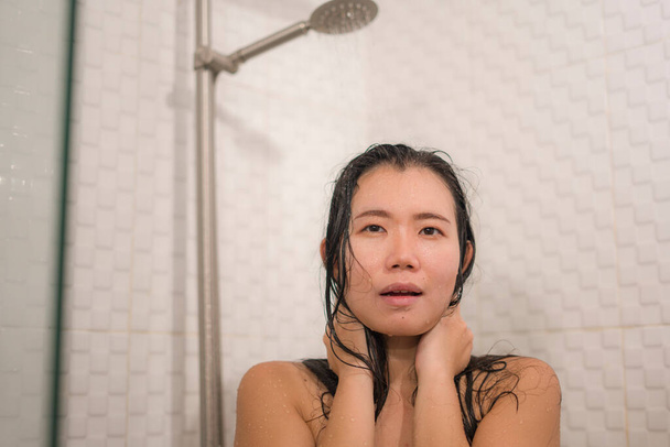 otthon életmód portré fiatal szép és boldog ázsiai koreai nő vesz egy zuhany a fürdőszobában mossa haját élvezi reggeli higiénia bőrápolás és szépség koncepció - Fotó, kép