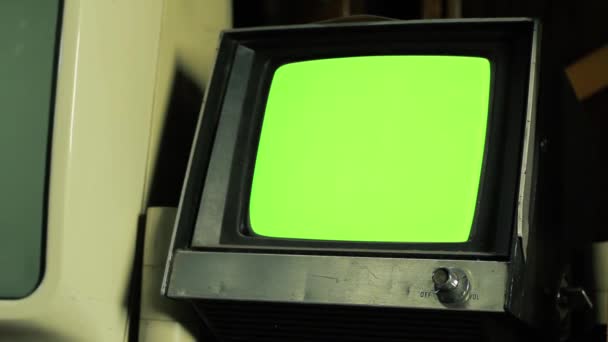 Stary Vintage Monitor z zielonym ekranem. Możesz zastąpić zielony ekran materiałem filmowym lub zdjęciem, które chcesz. Możesz to zrobić z efektem Keying w After Effects (sprawdź poradniki na YouTube).  - Materiał filmowy, wideo