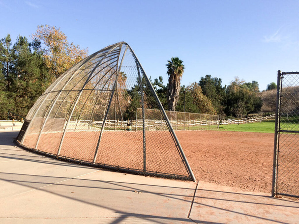 Campo de béisbol al aire libre en el parque ninguna gente en el día soleado
 - Foto, imagen
