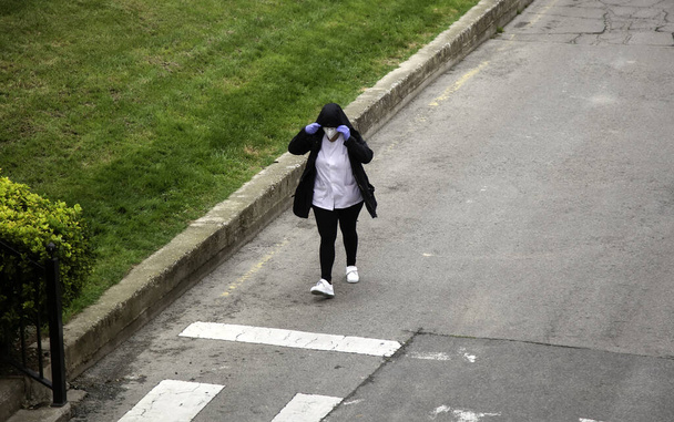 Persona pandémica con máscara y guantes, virus y guerra bacteriológica
 - Foto, imagen