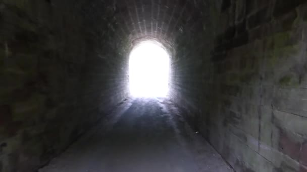 séta egy sötét alagúton keresztül a fény a végén - Felvétel, videó