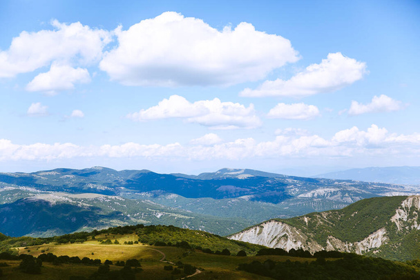 Beautiful view of green alpine meadows Georgia, Europe. Caucasus mountains landscape. Beauty world. Travel - Foto, afbeelding
