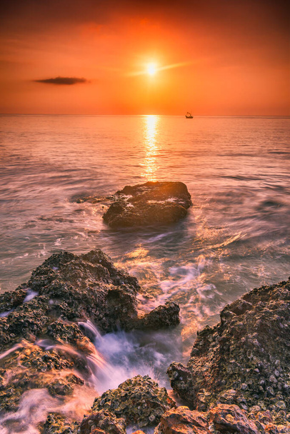 Atemberaubender Sonnenaufgang über dem Meer am Strand in der Provinz Rayong, Thailand. - Foto, Bild