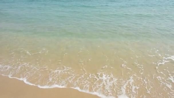 Strand hullámok a tenger a homokos tengerparton szezon Nyár tetején nézet háttér  - Felvétel, videó