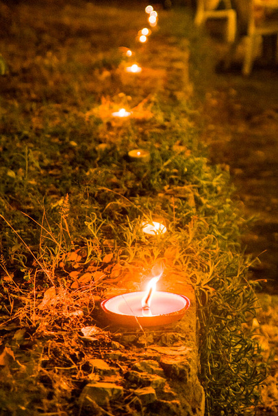 luces de velas iluminan el camino en la oscuridad de la vida y dan esperanza
 - Foto, imagen