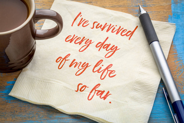 Şu ana kadar her gün hayatta kaldım. Pozitif doğrulama, peçetedeki bir fincan kahveyle ilham verici el yazısı. Kişisel gelişim ve motivasyon kavramı. - Fotoğraf, Görsel