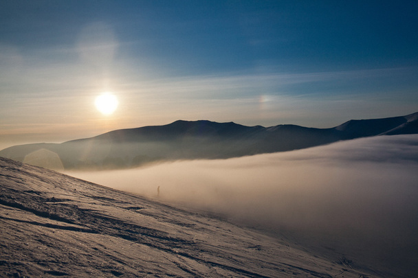Snowboarder em altas montanhas
 - Foto, Imagem